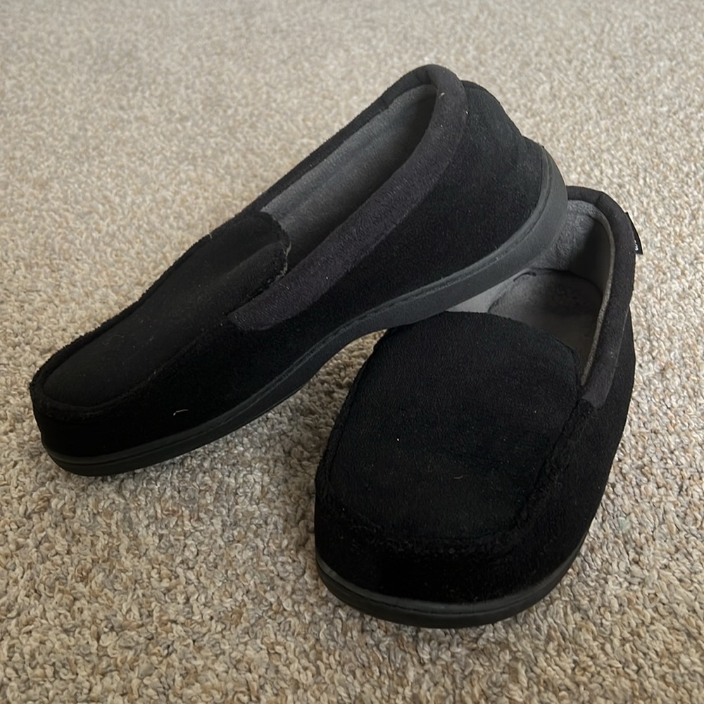 Men’s Isotoner memory foam fuzzy slippers size 8.5-9.5